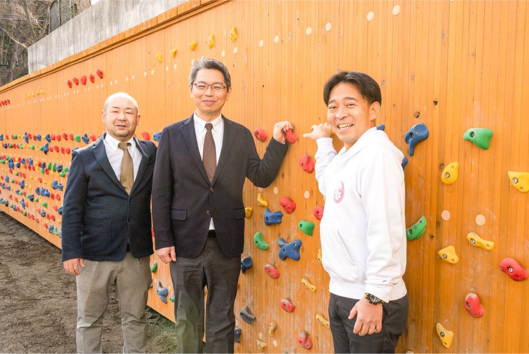 写真左から、株式会社 長谷萬の坂口 新さん、鈴木康史さん、学校法人 原田学園 みたけ台幼稚園の木下泰さん
