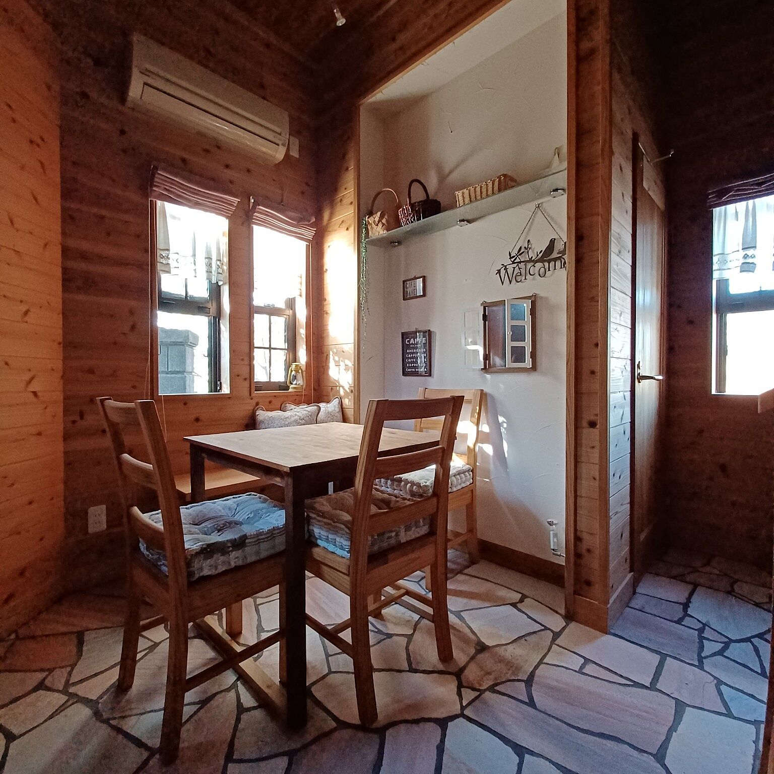 部屋全体が国産杉板に包まれた、カフェ風の癒しスペース。DIYで作り上げた木の温もりとカフェ風インテリアが、心地よいくつろぎを演出しています