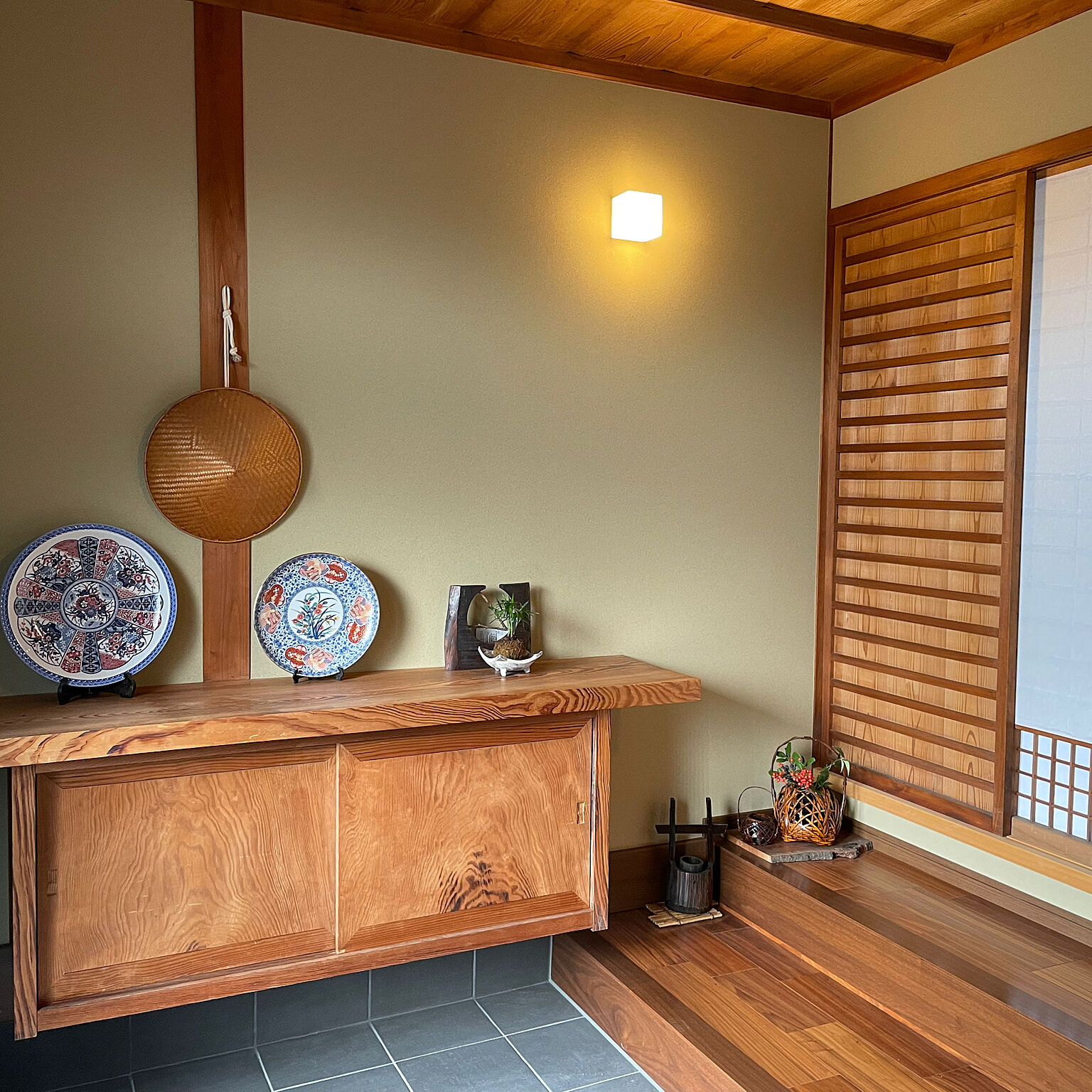 平屋の暖かな玄関に佇むアンティークな松の木の下駄箱。国産木材のレトロな風合いが、玄関ホールに心地よい木のぬくもりを届けています
