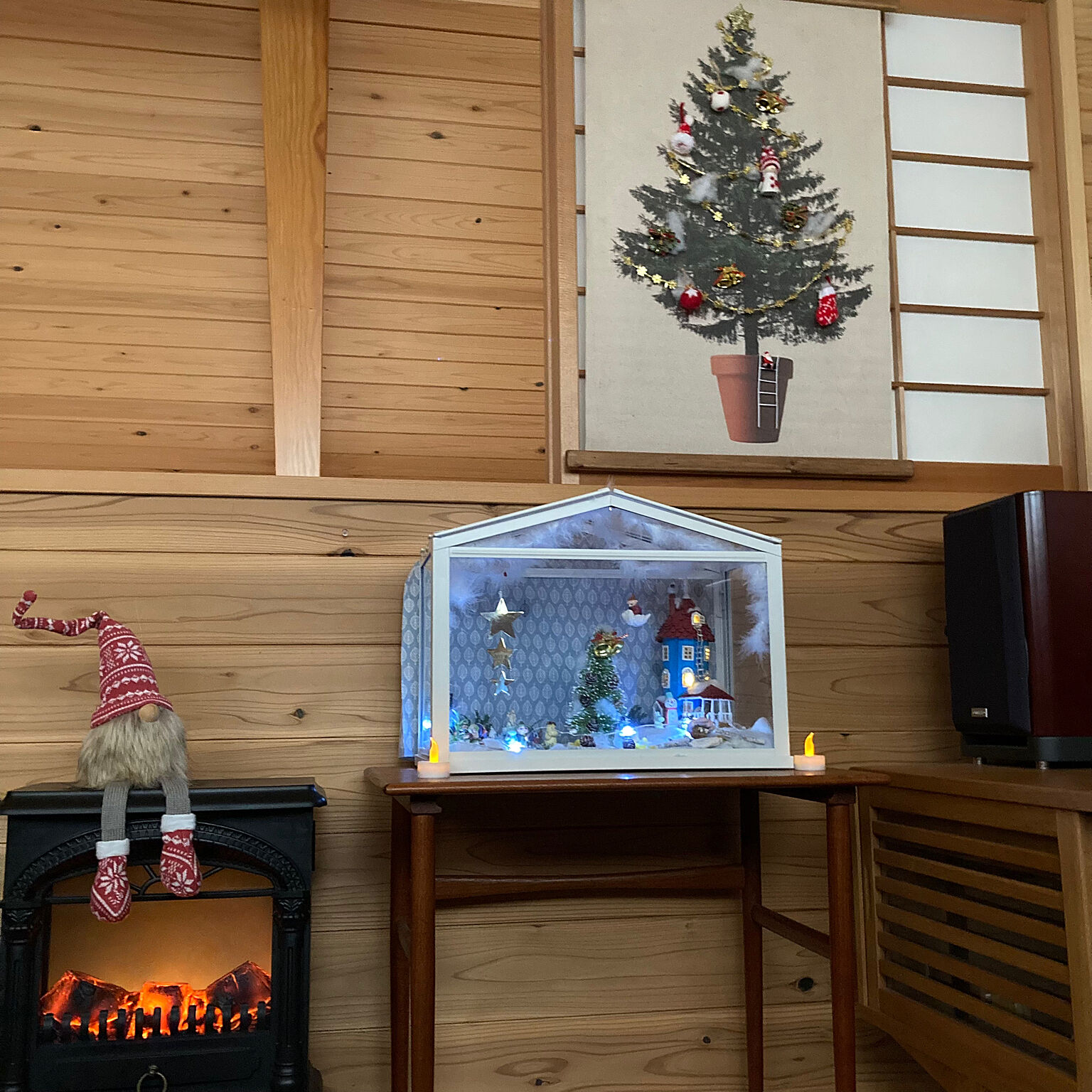 中本造林のリアルウォール憩を使った家の2階フリースペースは全て国産杉板仕上げ。クリスマスタペストリーとヴィンテージなネストテーブルが、温かな雰囲気を引き立てます