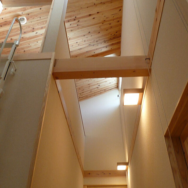 ロフトと繋がる廊下が魅力の、国産木材の無垢の家。天井と梁の自然な風合いが、居心地の良さを感じさせます
