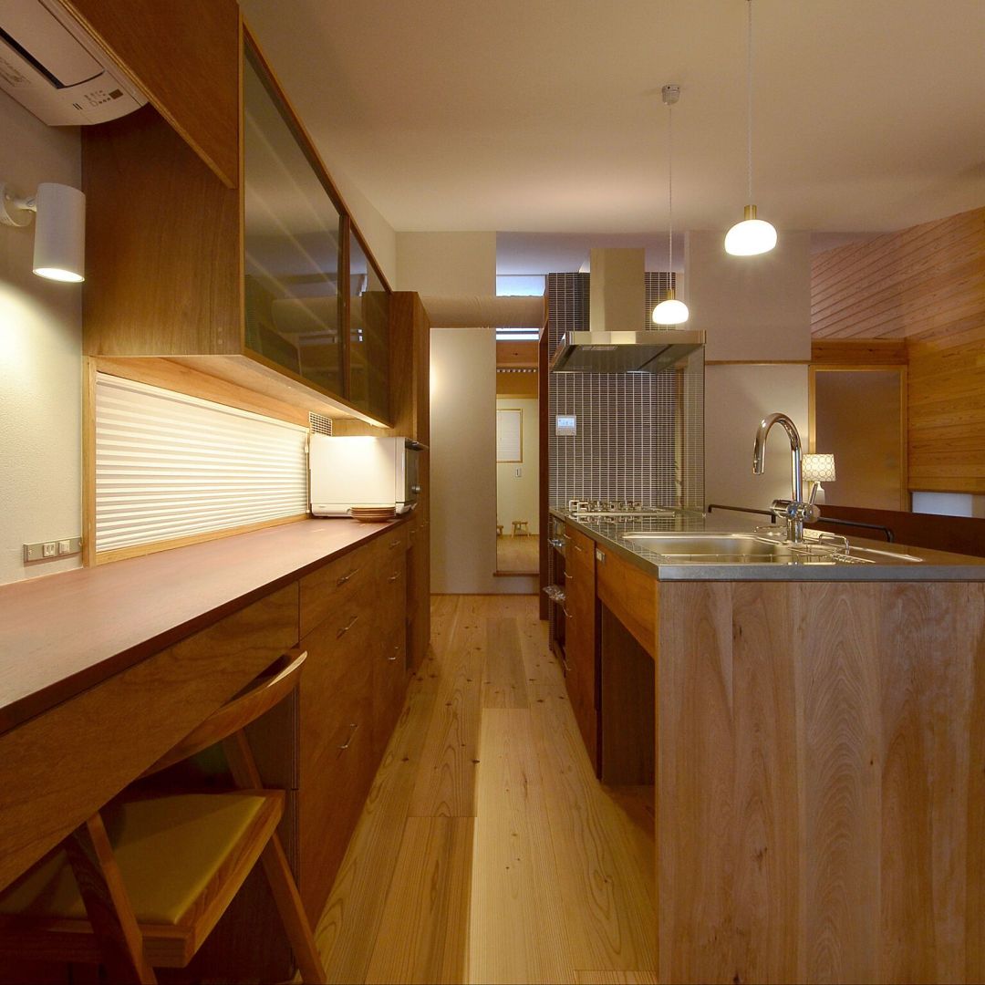 iguさん（Room No. 6241058）吉野杉のフローリングが高級感のあるモデルルームのようなキッチン