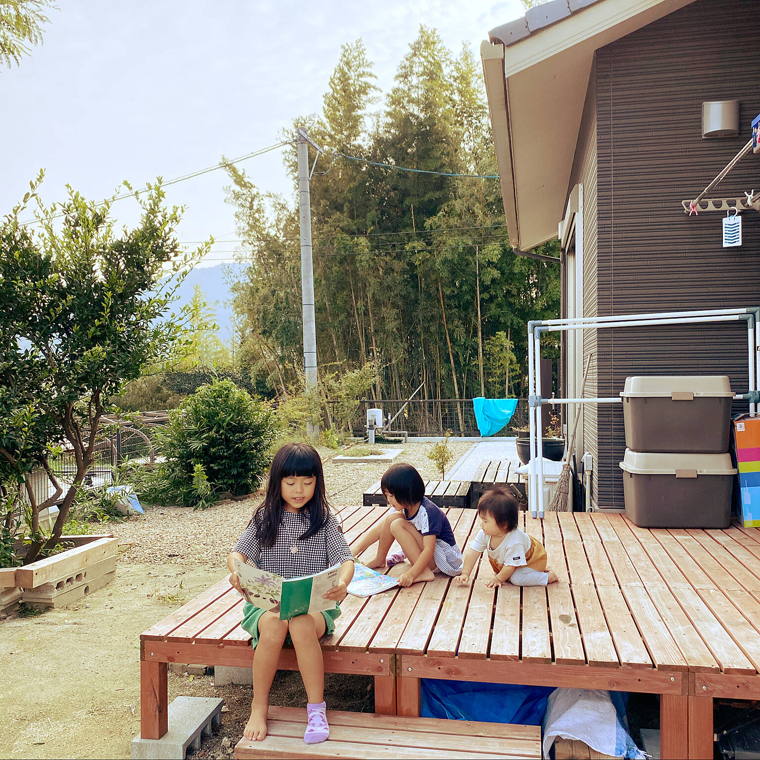 kotaroさん（Room No. 253112）ウッドデッキで思い思いに過ごす子供たち。自然素材の温かみが優しく包む