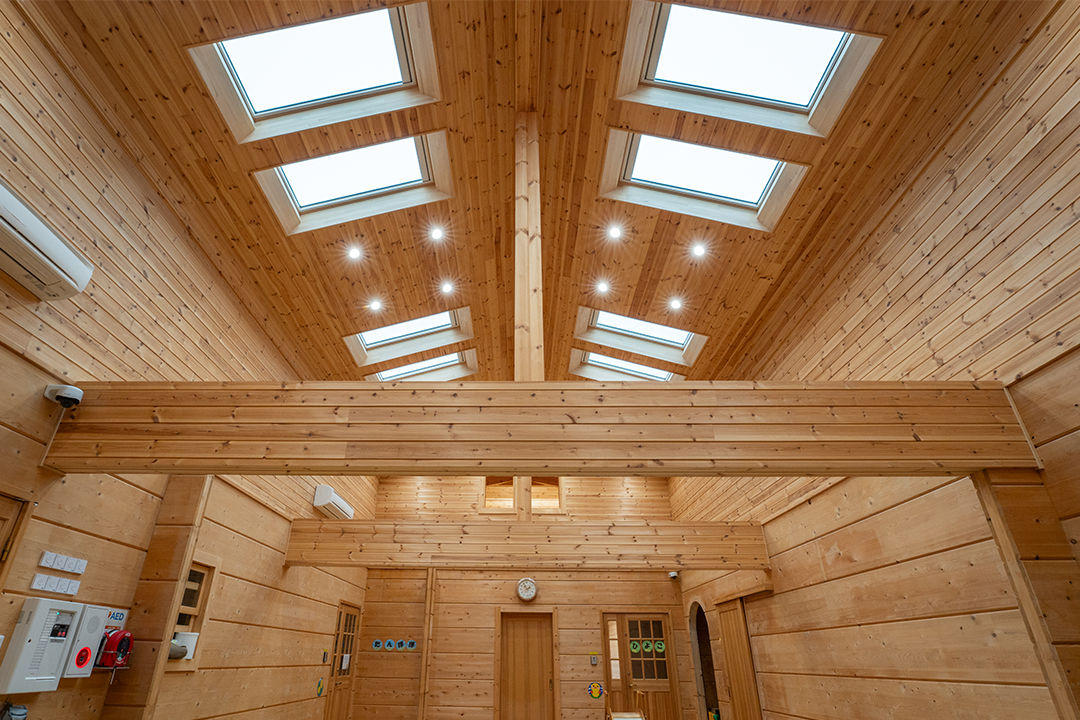 CLTログが現しになっているイベントホールの壁面