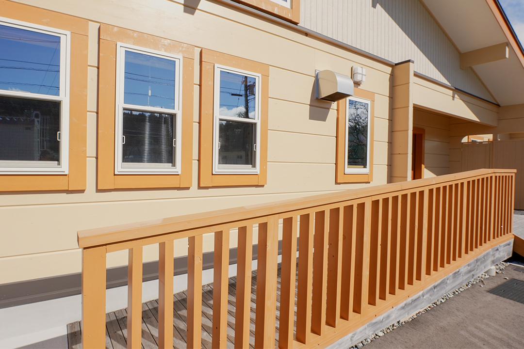 外壁は明るい色彩の木材保護塗料で保護