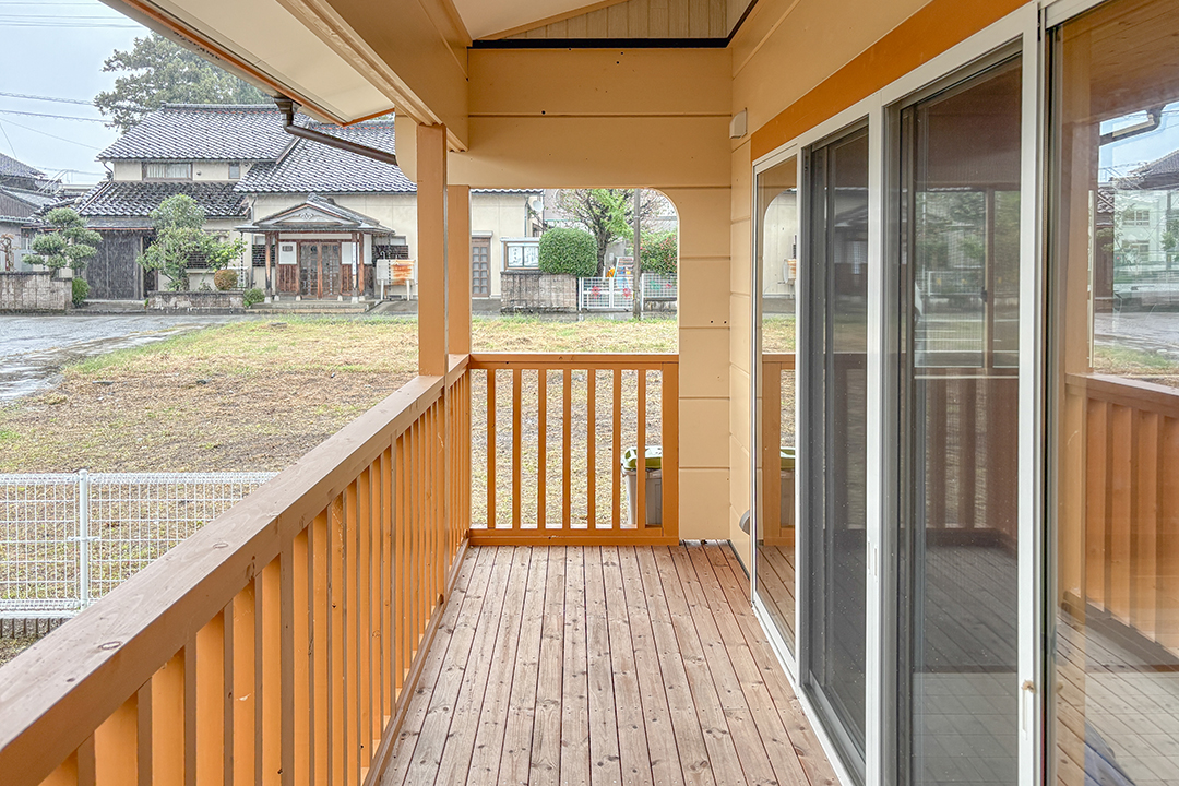 建物正面と裏側にはウッドデッキ＆ウッドフェンスを設置