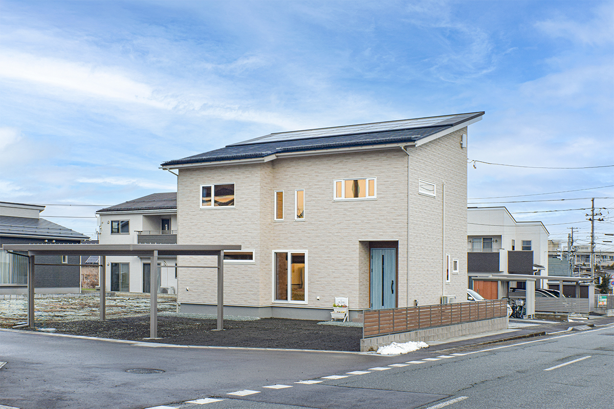 2階にもスギの柱が密に並ぶ