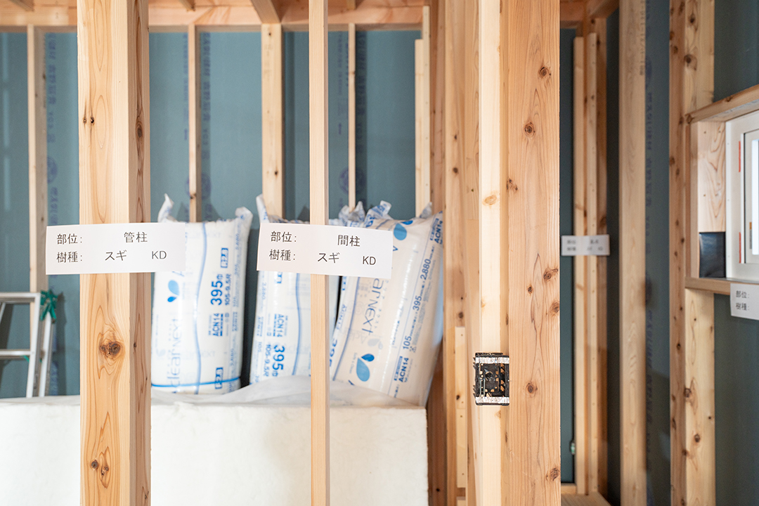 105ミリ角の国産スギ柱を、密な間隔で使用し耐久性を高める