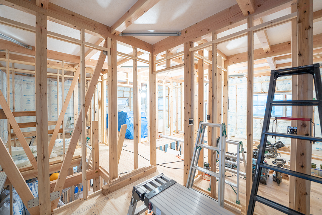 2階にもスギの柱が密に並ぶ