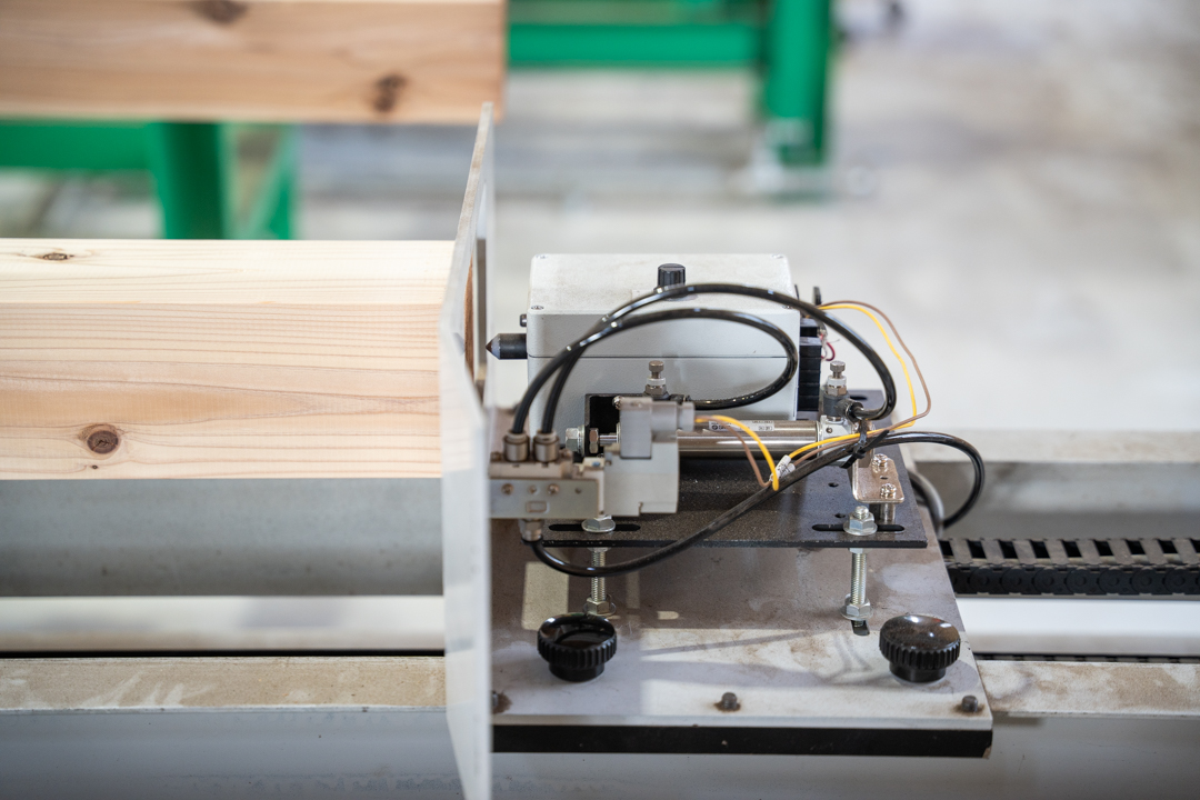 機械等級区分に必要なグレーディングマシン（強度検査機）