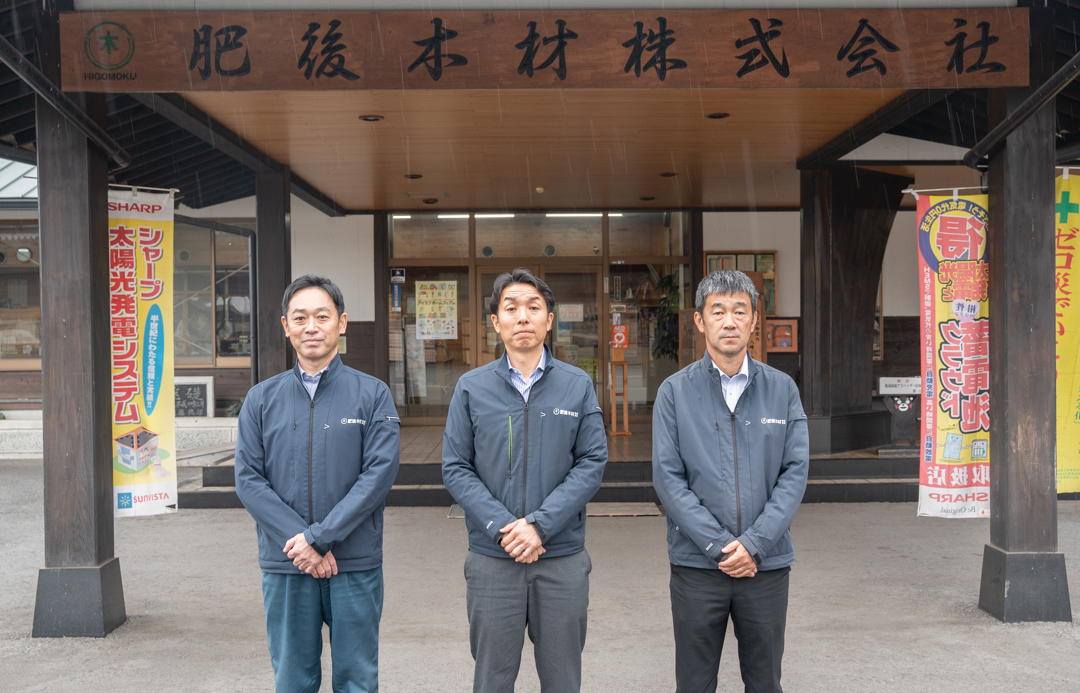 写真左から乾燥事業部係長の河口慎司さん、代表取締役社長の佐藤圭一郎さん、専務取締役の大城典宏さん