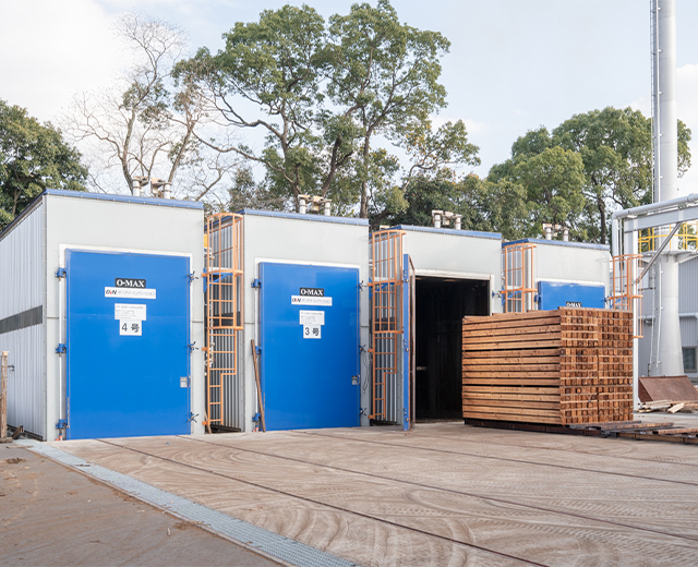 地域の製材工場から荒材を仕入れ、乾燥とモルダー加工をして製品化。 将来はJAS認定を取得し、JAS構造材の安定供給をめざす肥後木材。