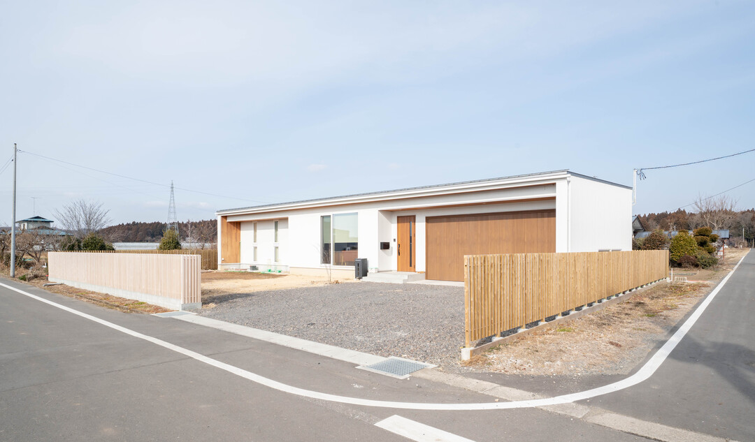 特許証とウッドデザイン賞の証書を手にする渡辺さん。2025年の森邸の木塀で、ウッドデザイン賞は5度目の受賞となった