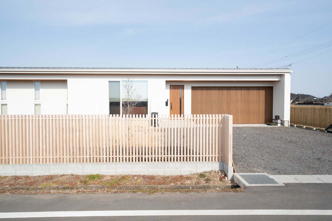 ヒノキの角材を上下2本のポールで繋いだクロスポール工法の塀