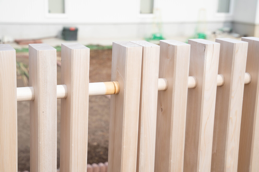 パネル同士の連結は、格子の穴と丸棒の摩擦抵抗を利用した堅固な木組みで、接着剤は不使用