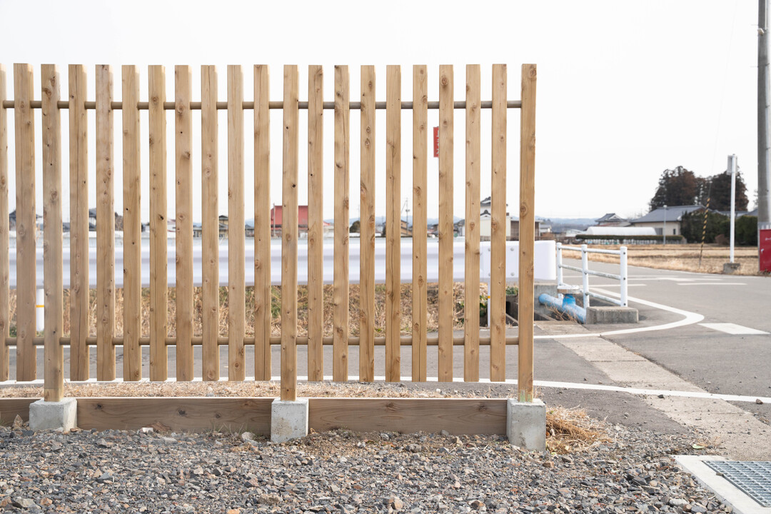 両サイドと裏の木塀は基礎付き支柱を自力で立てて取り付けた