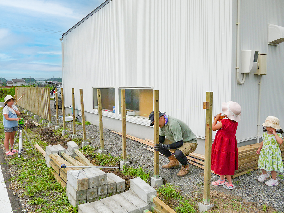 ワイワイみんなで木塀DIYを楽しんだ（画像提供／森さん）
