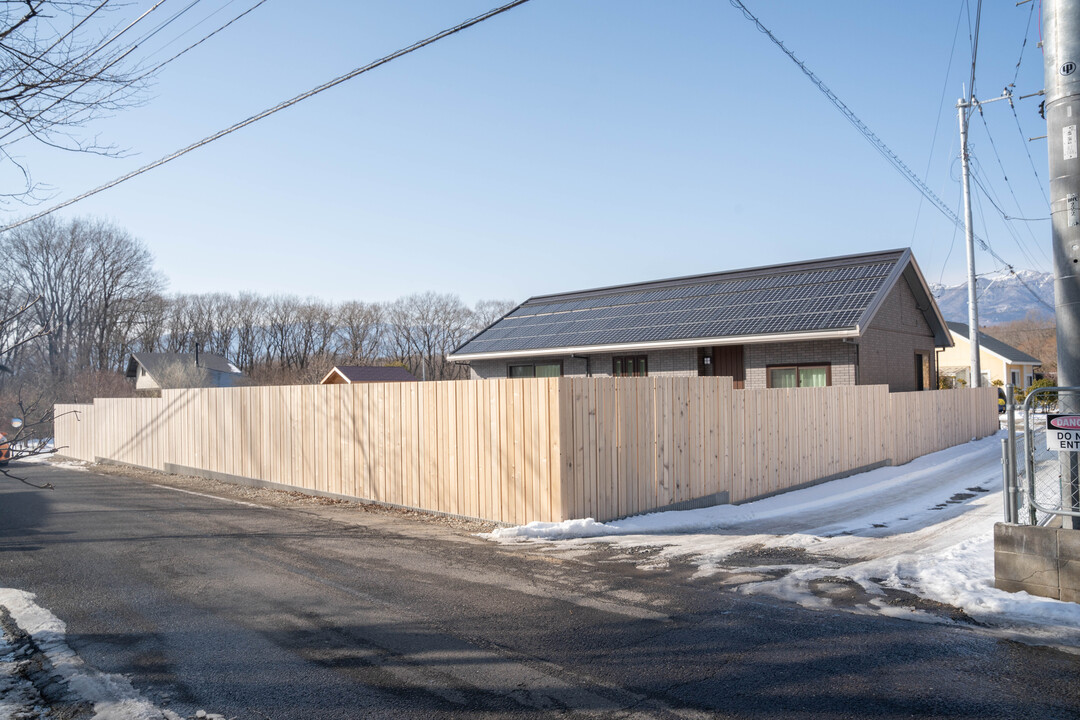 発明奨励賞の賞状を掲げる渡辺さん。国産材利用の活路を拓きたいという情熱にあふれる