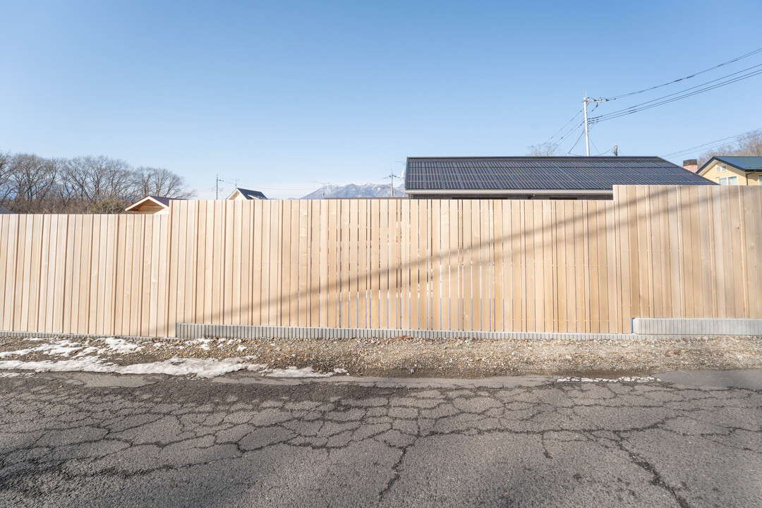 敷地内の様子がほとんど見えないよう、隙間を小さくしたパターンを採用