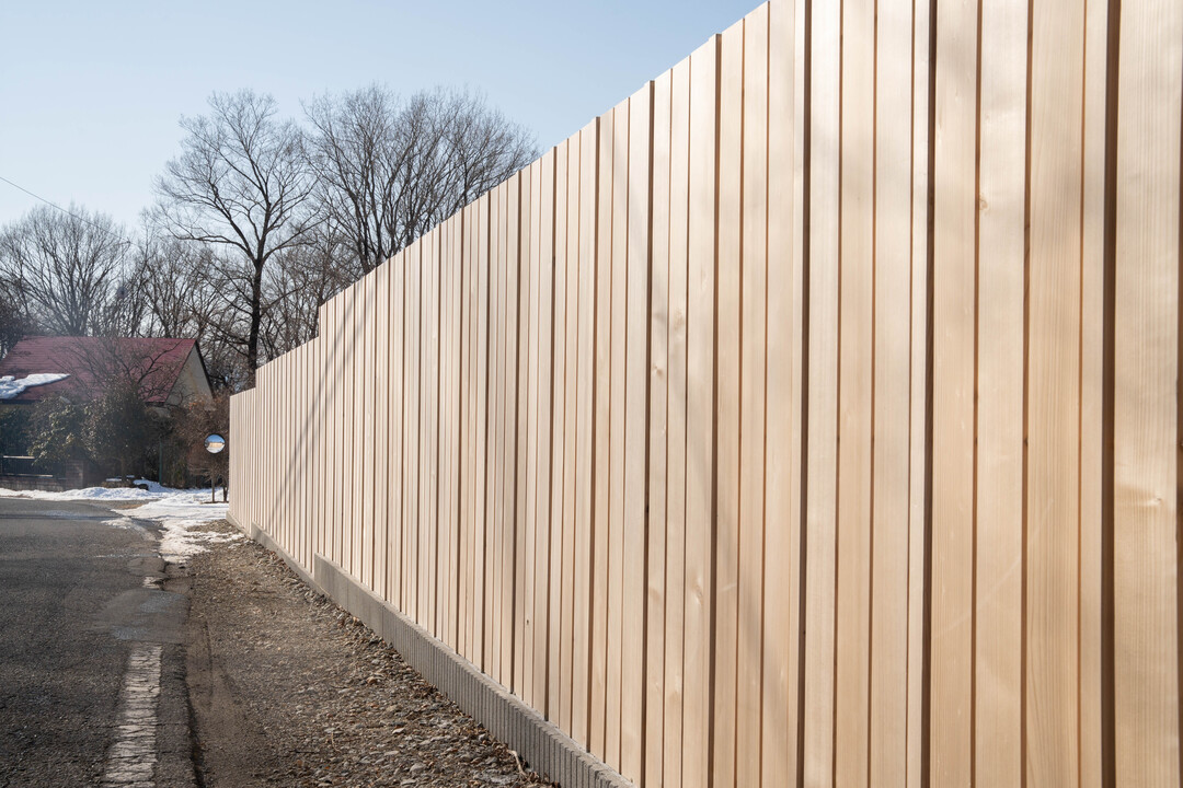 40cmピッチの支柱の間に幅105ミリの板が3枚収まるデザインは、リズム感があって美しい