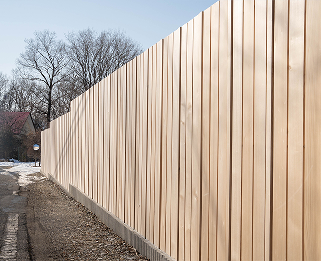 軽やかなデザインでプライバシーを守る頑丈で長持ちする木の塀の未来形