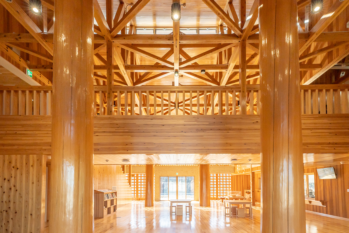 栃木県の木材をふんだんに使用した東棟1階の校長室