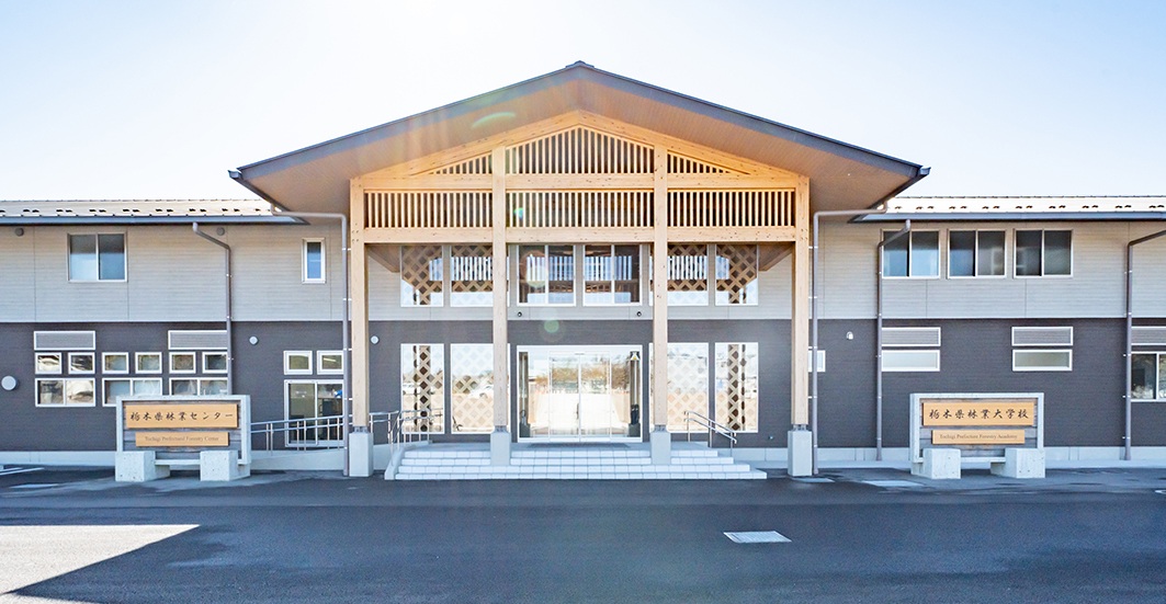 玄関ポーチに立つ4本の30cm角のスギ柱が象徴的