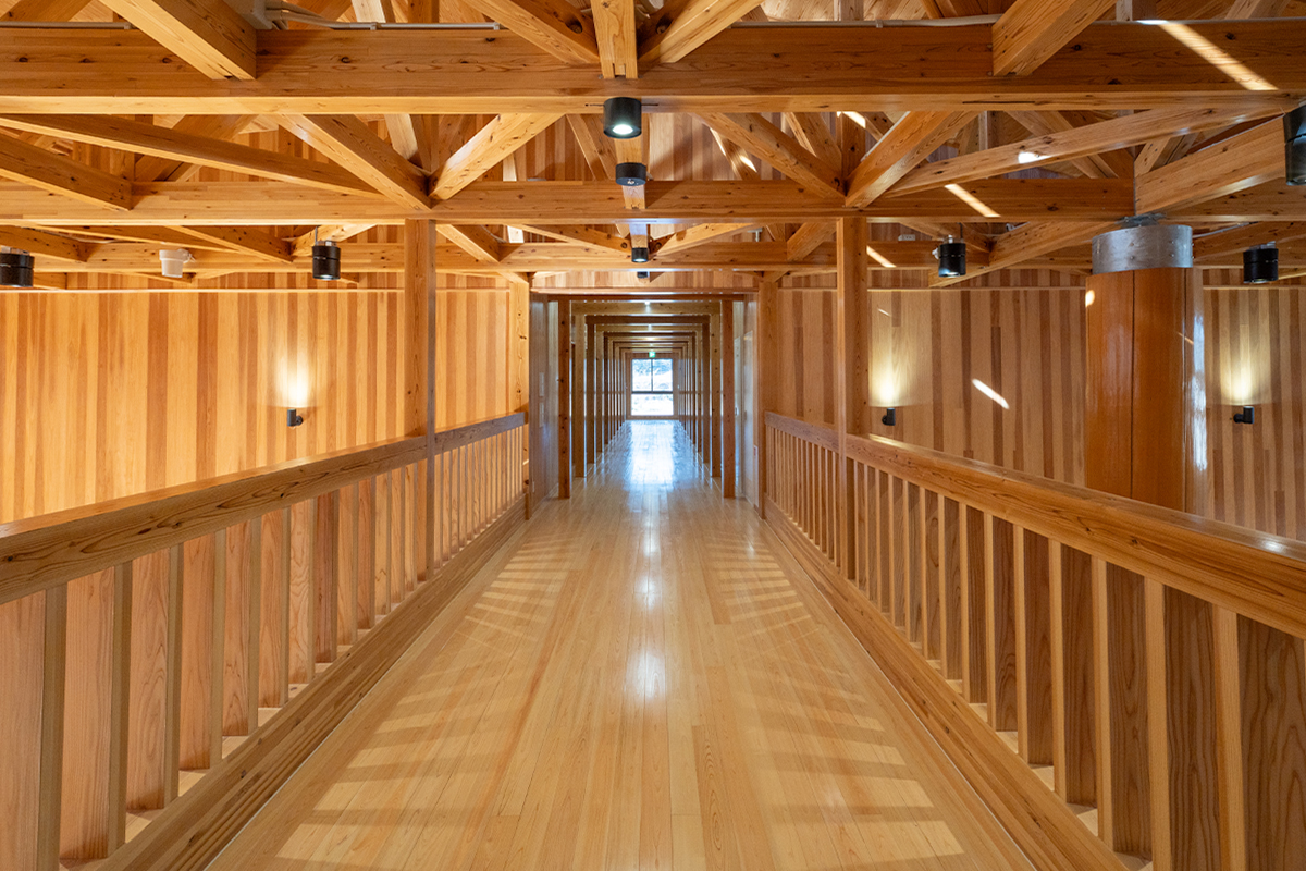 2階大廊下の柱は日光街道の並木をイメージ