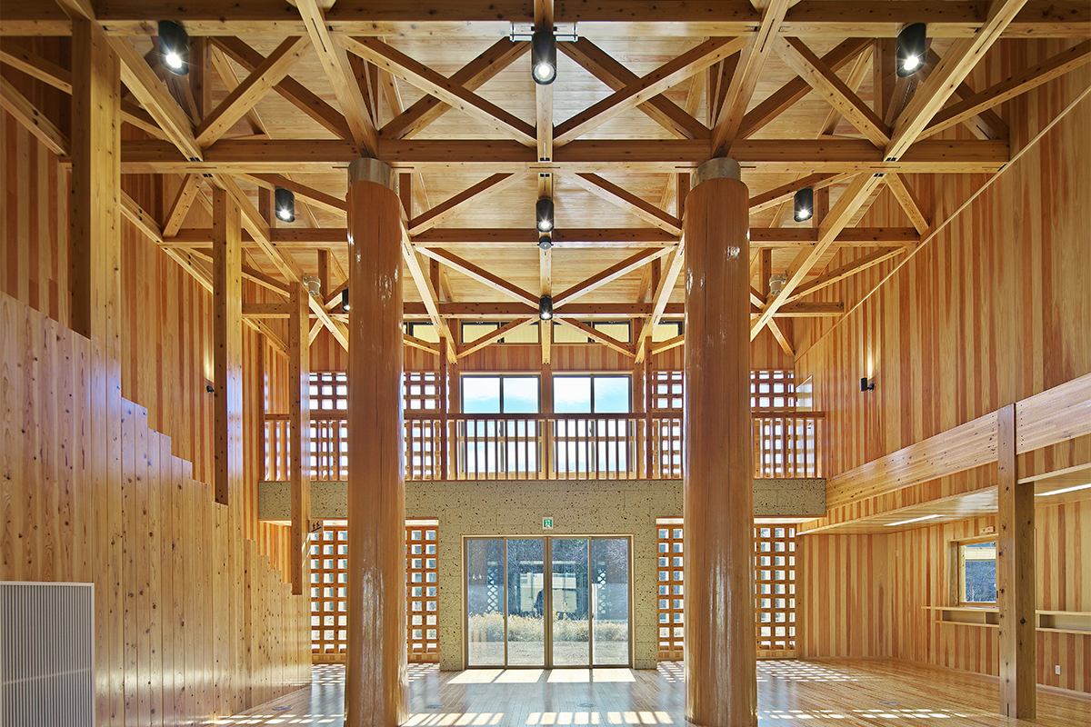 4本の丸太柱と20mの大スパントラスで大空間を実現