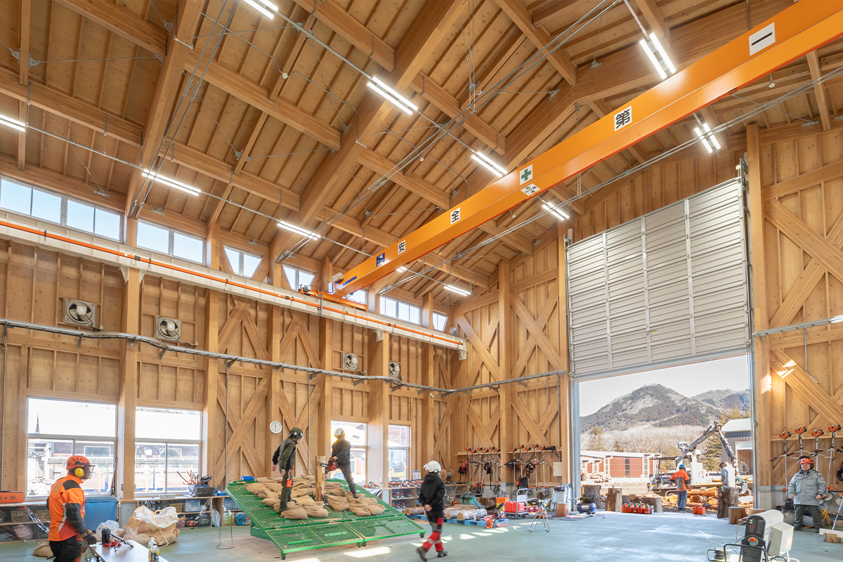 広大な空間で伐倒練習機によるトレーニングなどを行う