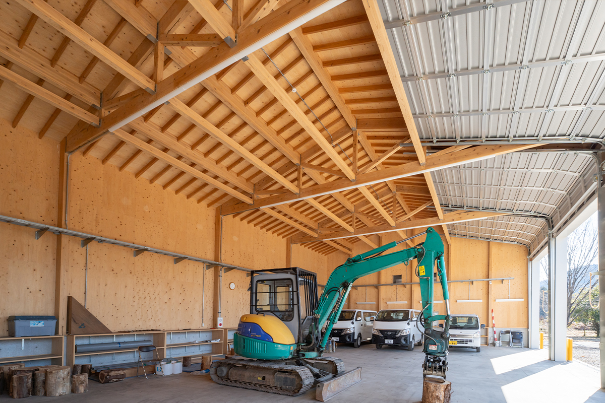 大きな高性能林業機械を収納し、整備などを行います