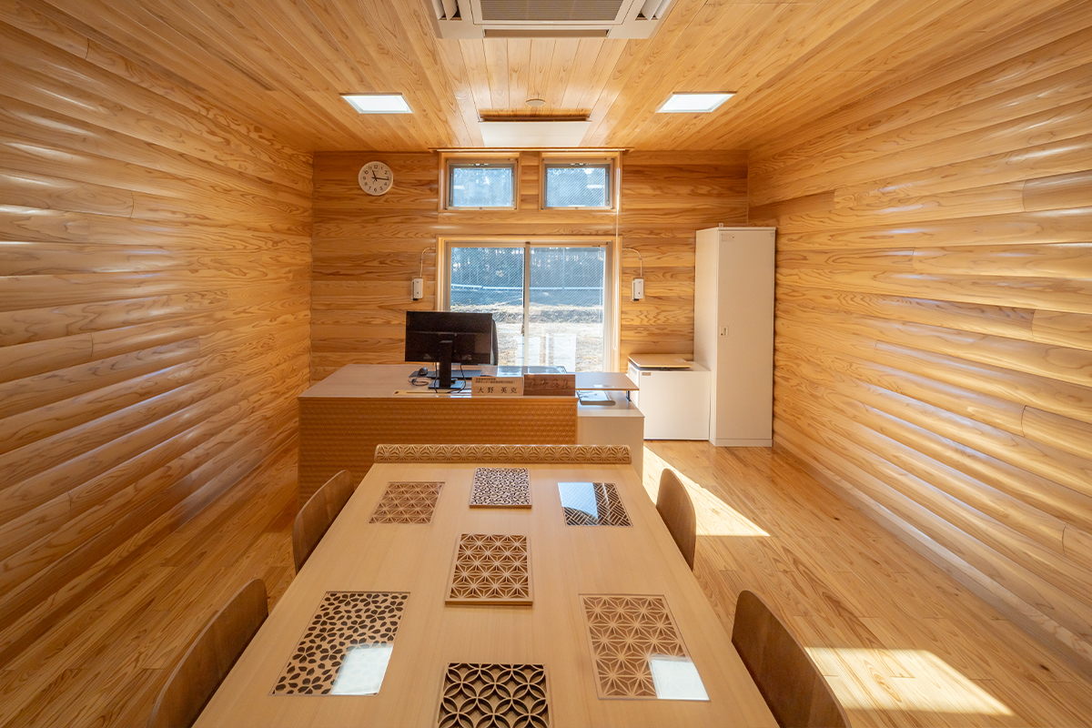 栃木県の木材をふんだんに使用した東棟1階の校長室