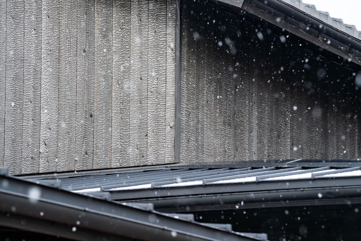 2階部分の外壁には、耐久性があり趣のある焼スギを用いた