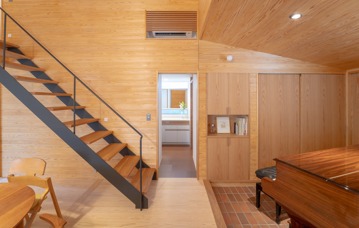 節や色のバラつきが少ないランクのスギ板を選んだ