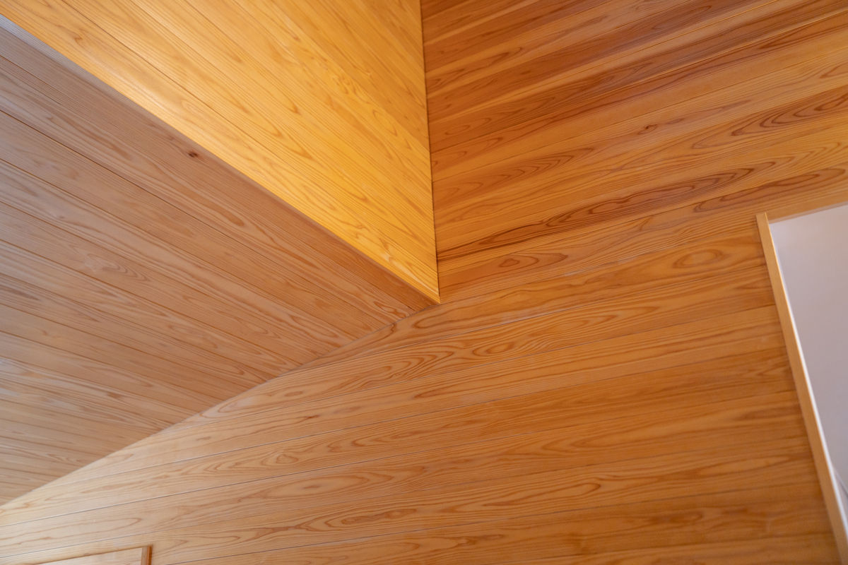 出隅・入隅を突き付けの納まりにすることでシャープさを出した