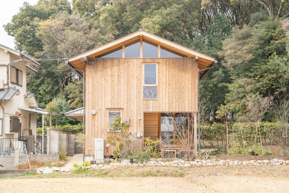 中2階にある奥様の書斎は天井が低くこもり感が心地良い