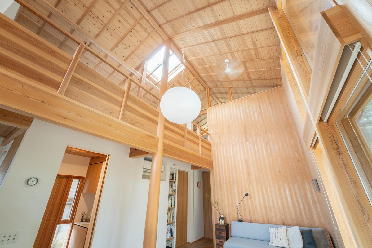 吉野スギの磨き丸太を、1・2階を貫く象徴的な柱に