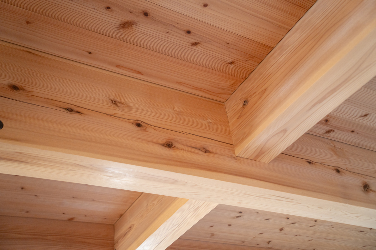 柱や梁といった構造材にも吉野スギが使用されている