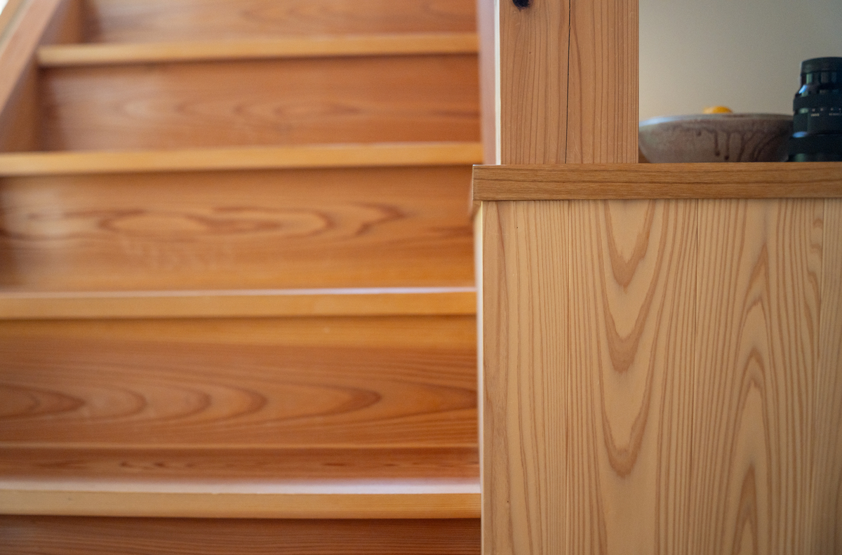 階段とキッチンの腰壁もスギ。階段を上り下りする足裏もソフトな感触