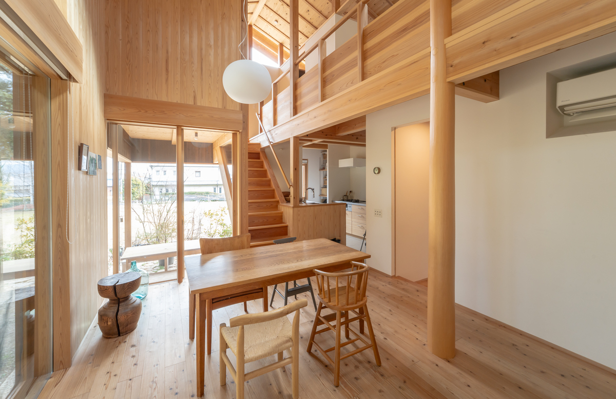 節あり材の床にして、汚れや傷への気遣いを軽減