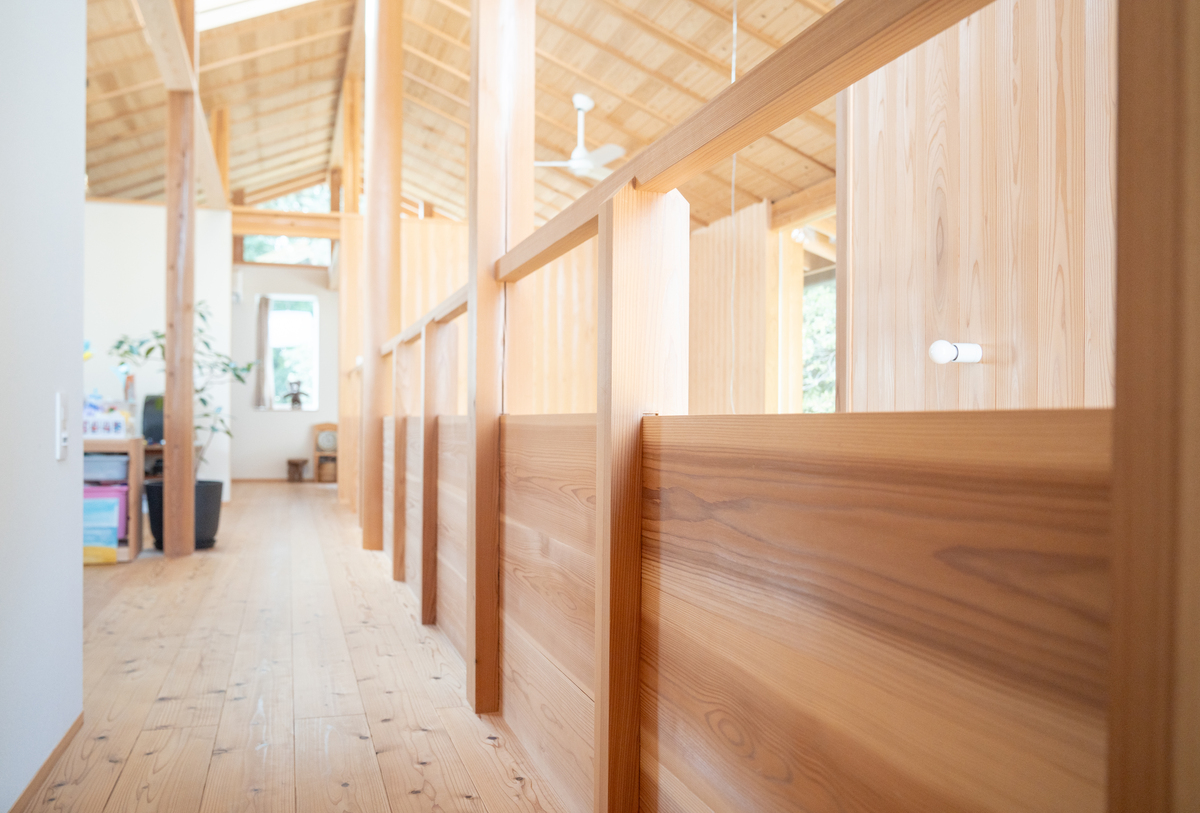 腰板のスギも滑らかな手触りで、木目と艶が美しい