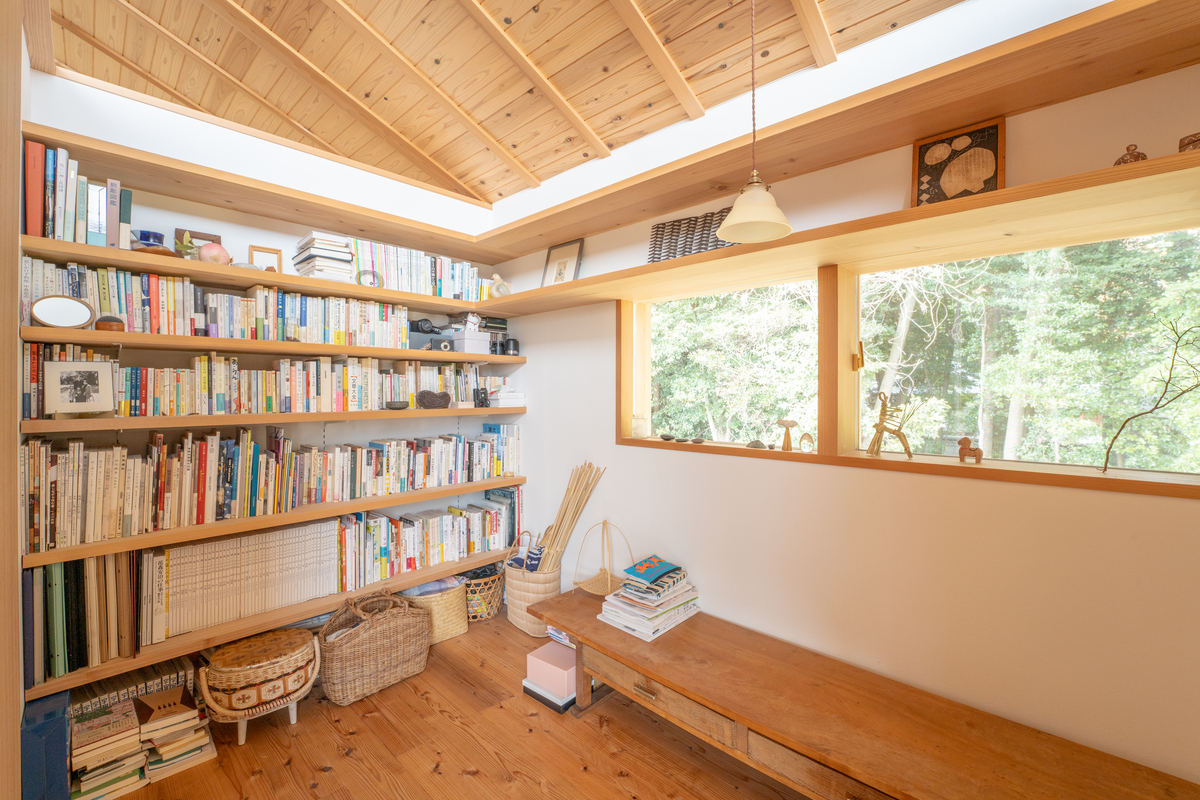 中2階にある奥様の書斎は天井が低くこもり感が心地良い