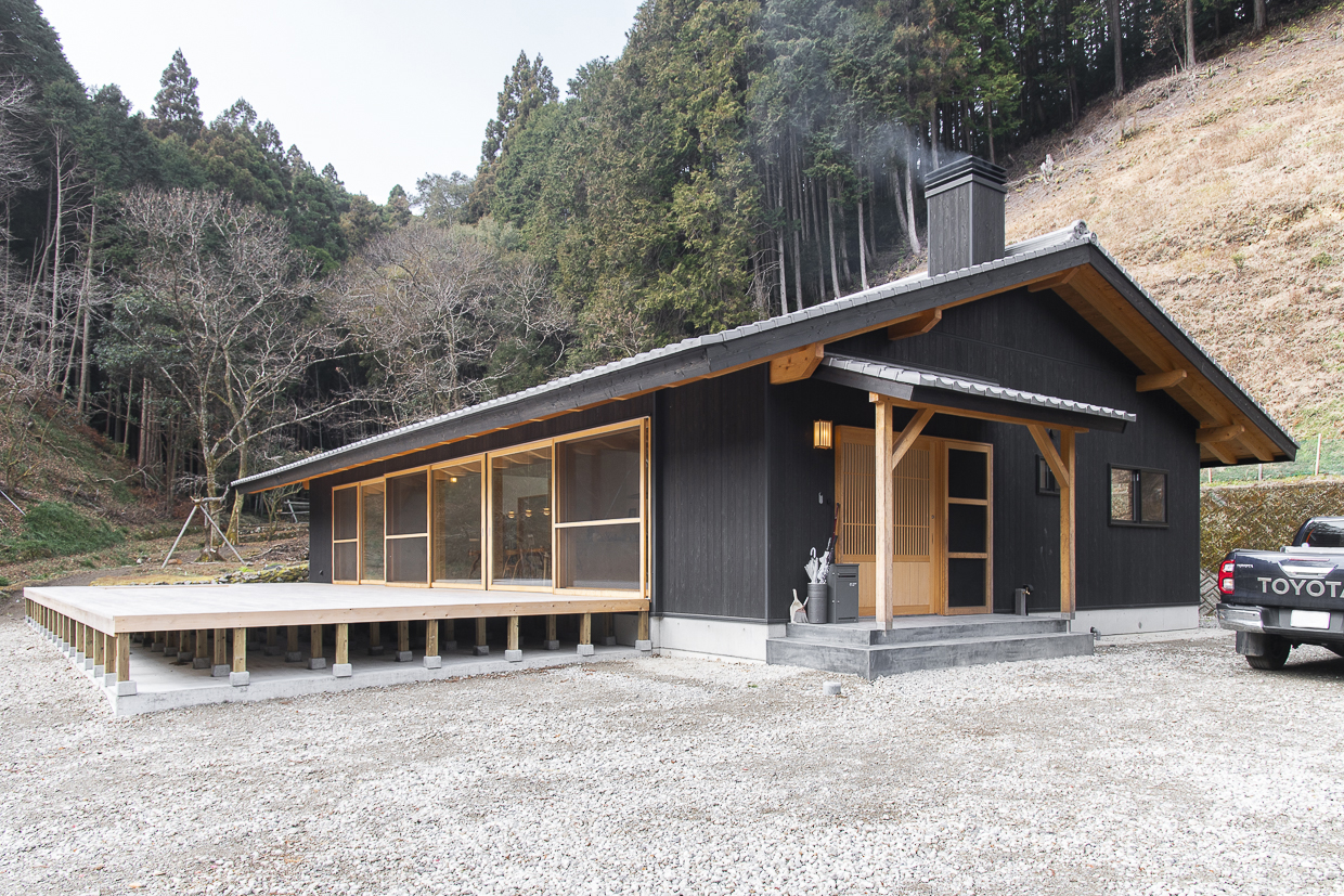 リビングから望むウッドデッキ