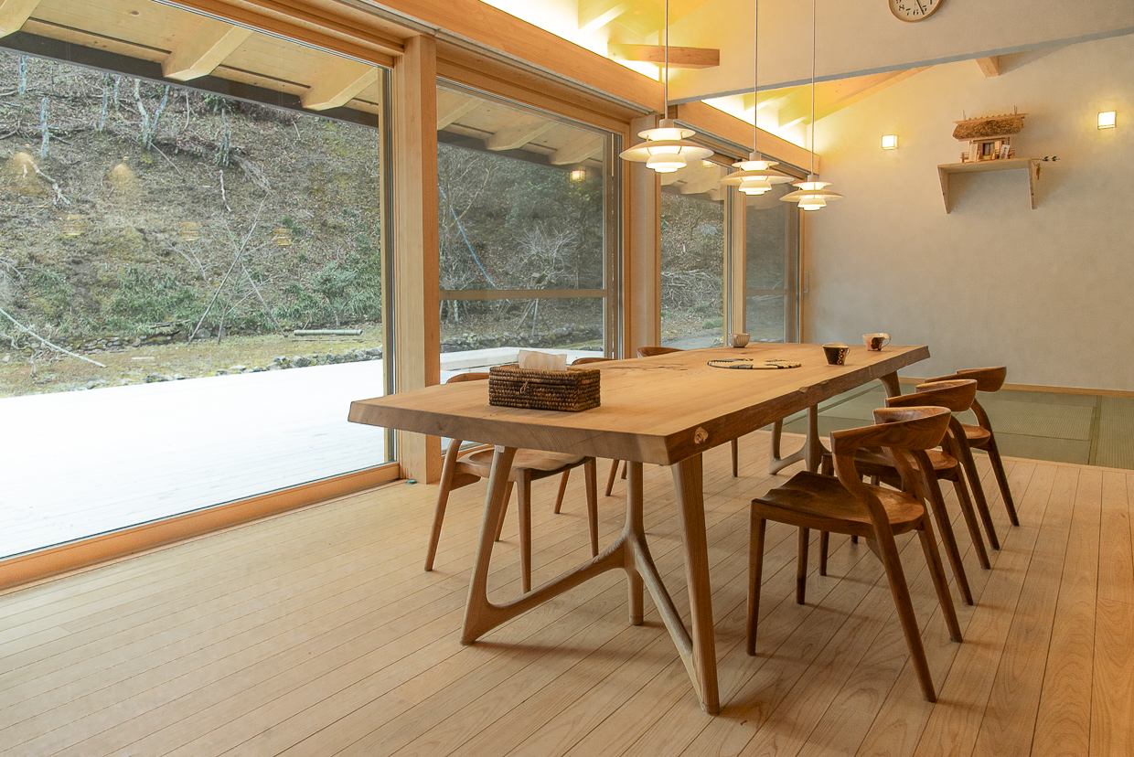 リビングから望むウッドデッキ