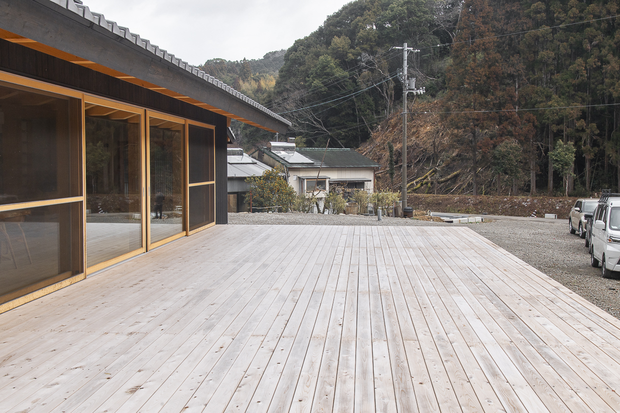 能舞台のような広いウッドデッキ