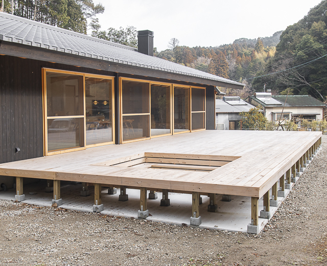 高知の山間に現れた、自然風景に溶け込む広大なウッドデッキ