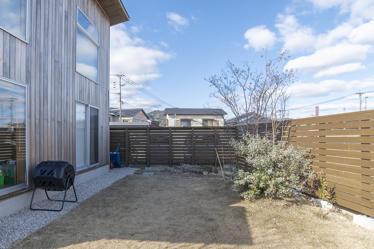 フェンスが外張りと内張りに角地で切り替わっている