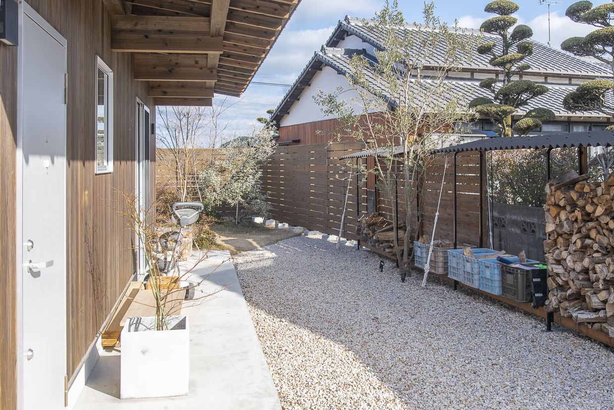 エイジングを感じさせる家の外壁にウッドフェンスがマッチしている