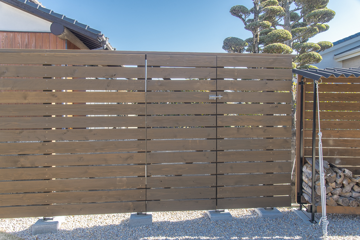 ウッドフェンスと一体化した木製の扉