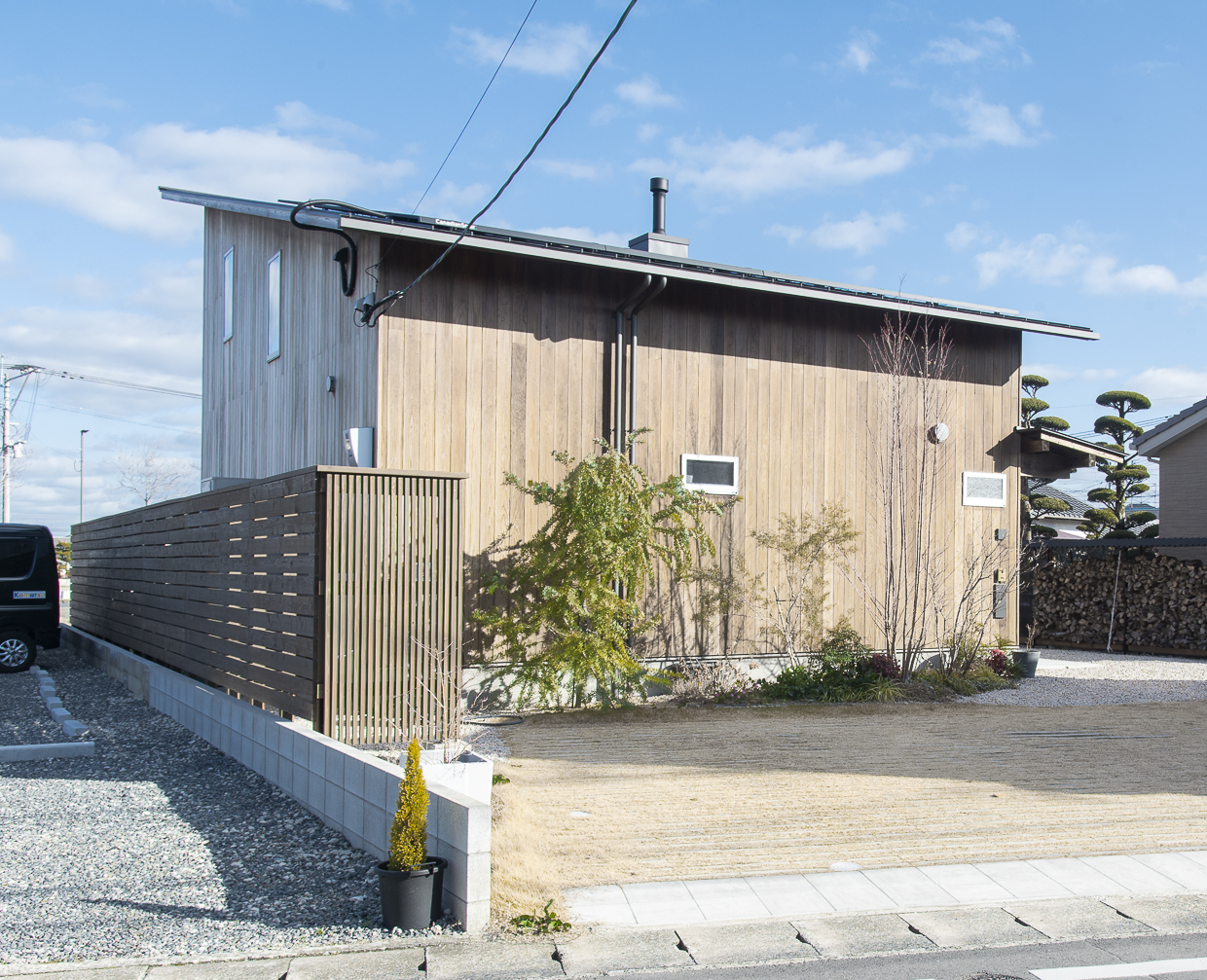 木に魅了された施主とデザイナーが共同設計したウッドフェンス